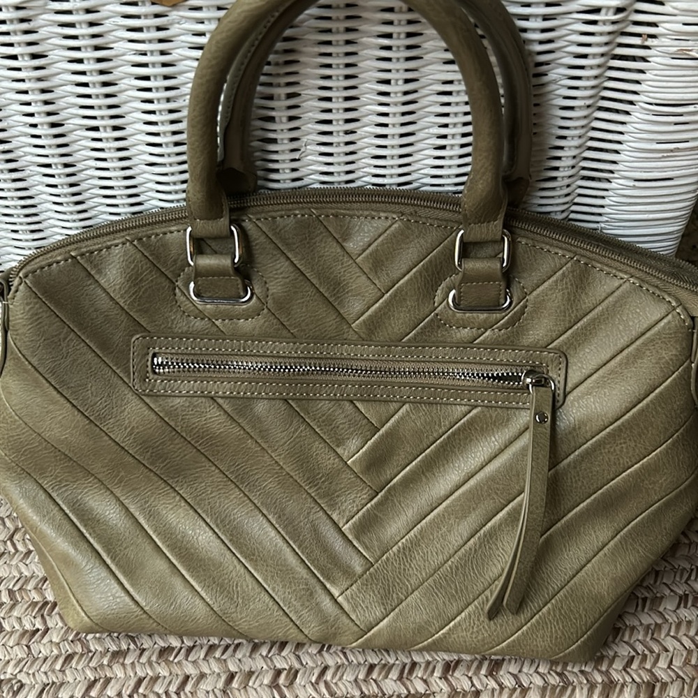 Bueno Brahmin-Style chevron designed front bag. Doublehandle & crossbody strap.